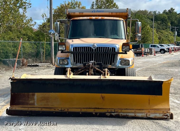 image for item ET3296 2005 International 7400 dump truck
