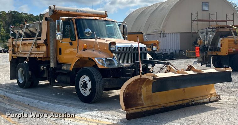 image for item ET3296 2005 International 7400 dump truck