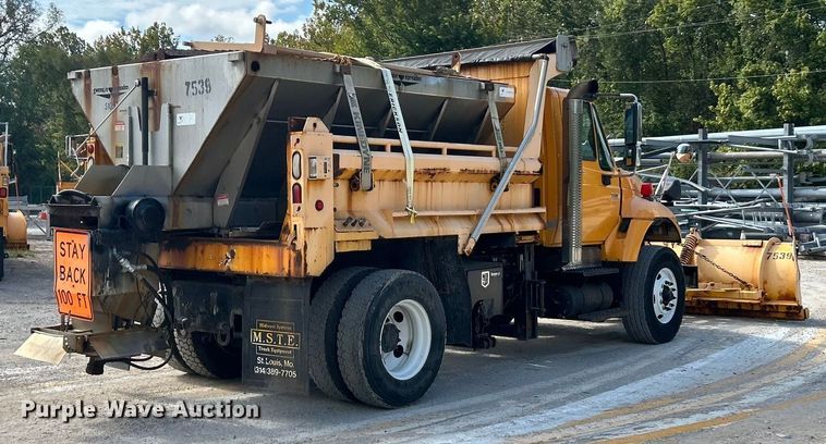 image for item ET3296 2005 International 7400 dump truck