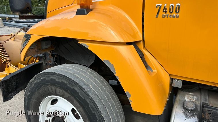 image for item ET3296 2005 International 7400 dump truck