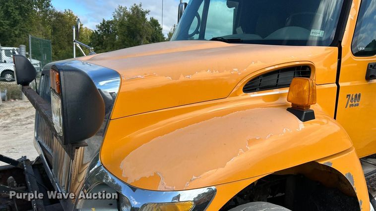 image for item ET3296 2005 International 7400 dump truck