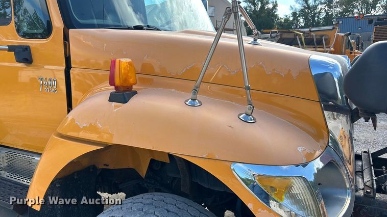 image for item ET3296 2005 International 7400 dump truck