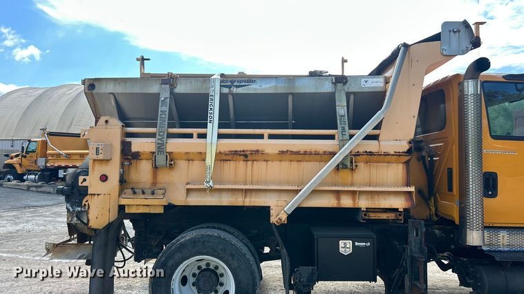 image for item ET3296 2005 International 7400 dump truck