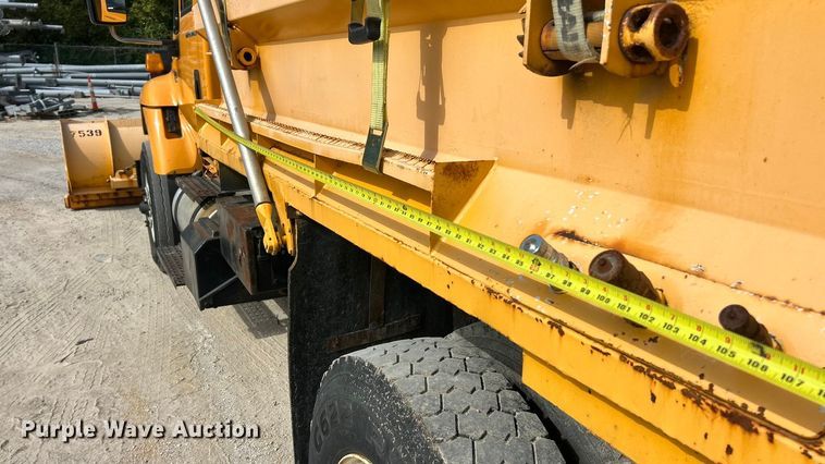 image for item ET3296 2005 International 7400 dump truck