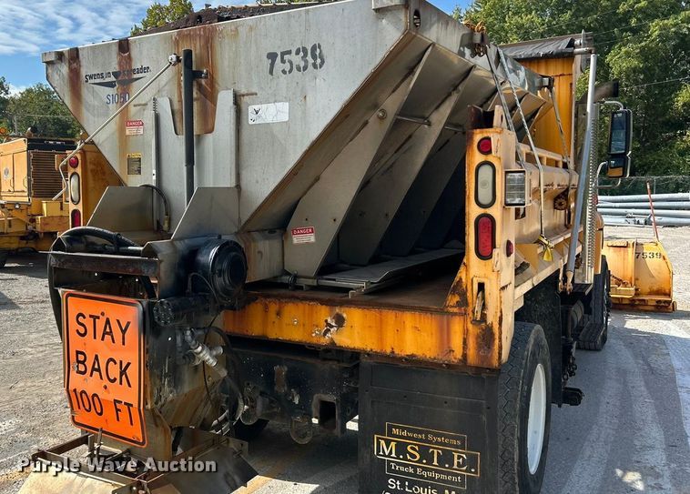 image for item ET3296 2005 International 7400 dump truck