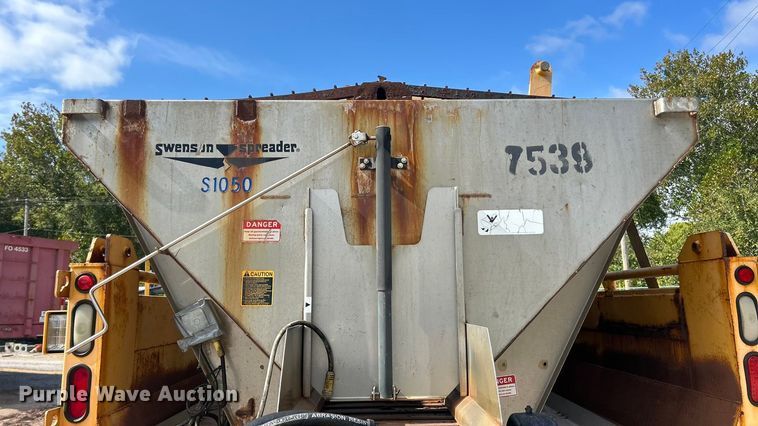 image for item ET3296 2005 International 7400 dump truck