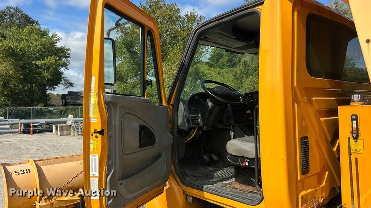 image for item ET3296 2005 International 7400 dump truck