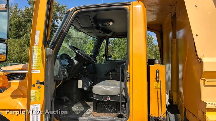 image for item ET3296 2005 International 7400 dump truck