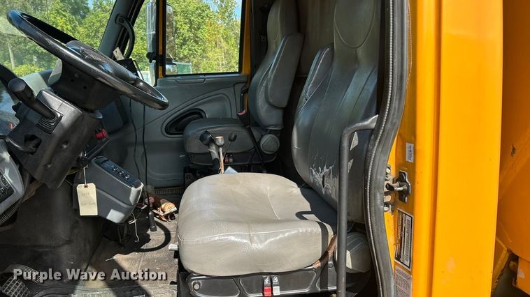 image for item ET3296 2005 International 7400 dump truck