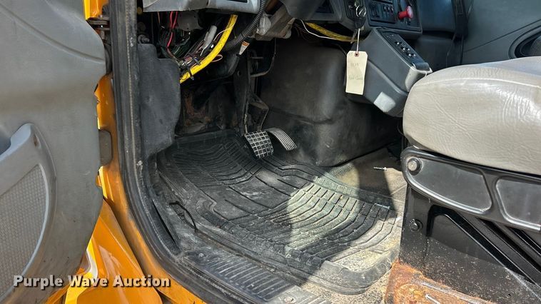 image for item ET3296 2005 International 7400 dump truck