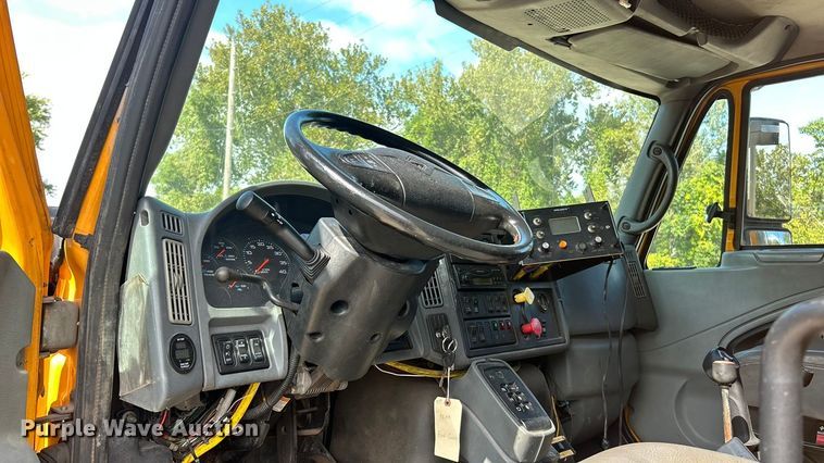 image for item ET3296 2005 International 7400 dump truck