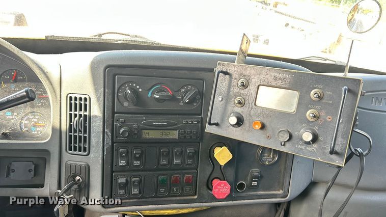 image for item ET3296 2005 International 7400 dump truck