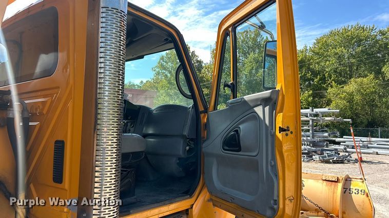 image for item ET3296 2005 International 7400 dump truck