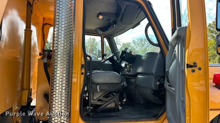 image for item ET3296 2005 International 7400 dump truck