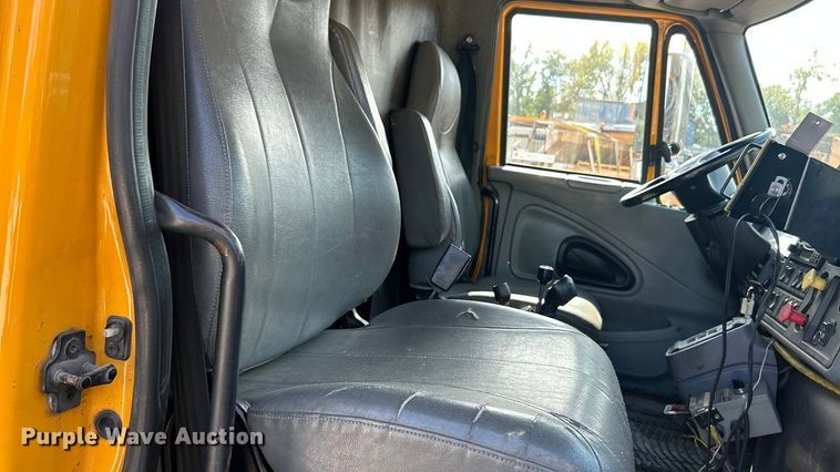 image for item ET3296 2005 International 7400 dump truck