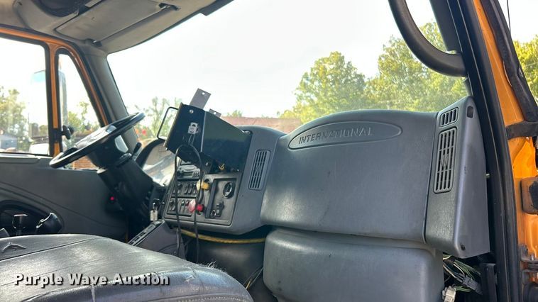 image for item ET3296 2005 International 7400 dump truck