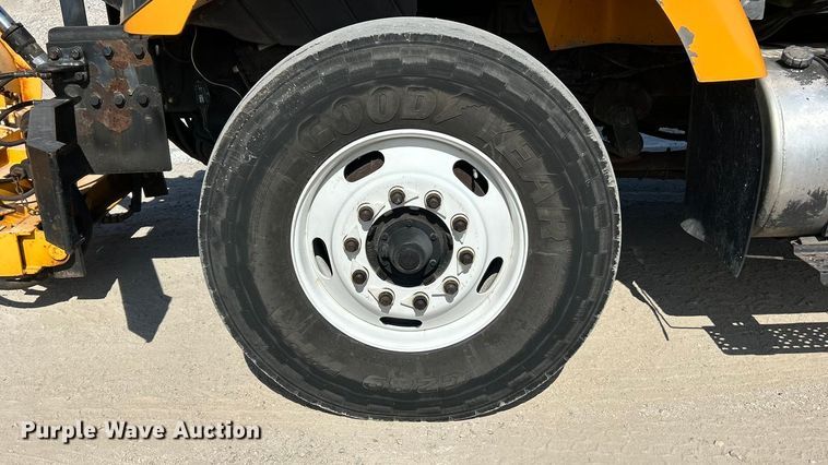 image for item ET3296 2005 International 7400 dump truck