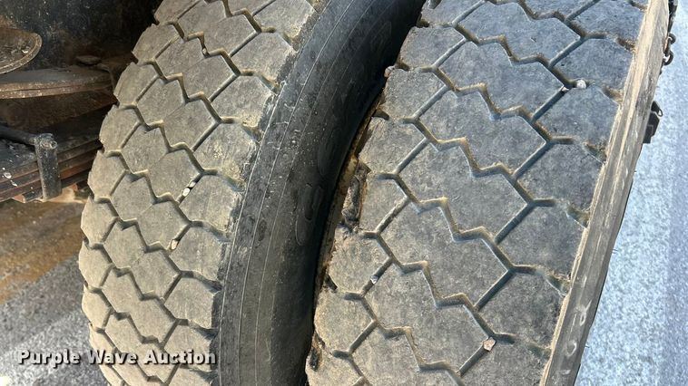 image for item ET3296 2005 International 7400 dump truck