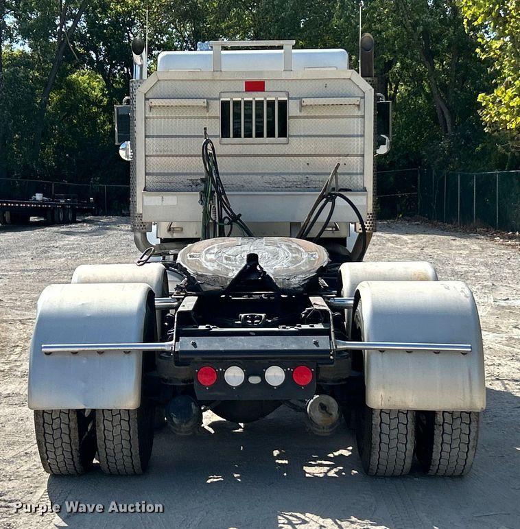 image for item ET3297 2014 Kenworth T800 semi truck