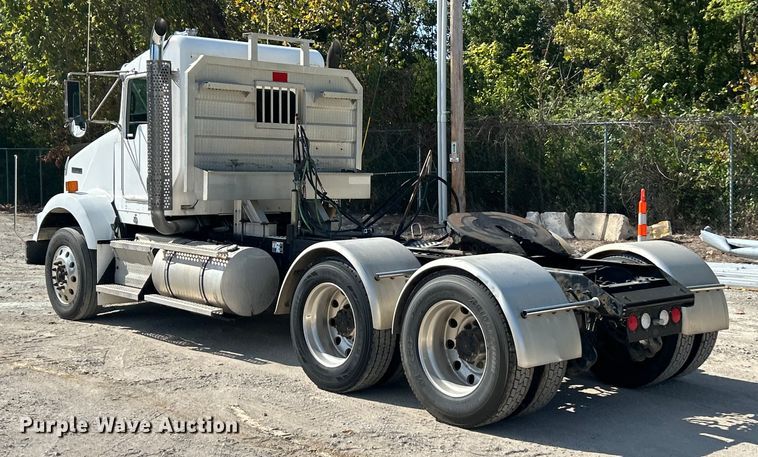 image for item ET3297 2014 Kenworth T800 semi truck