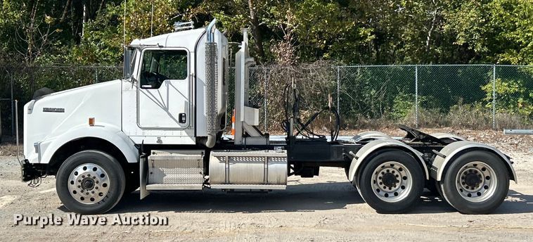 image for item ET3297 2014 Kenworth T800 semi truck