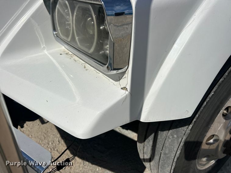 image for item ET3297 2014 Kenworth T800 semi truck