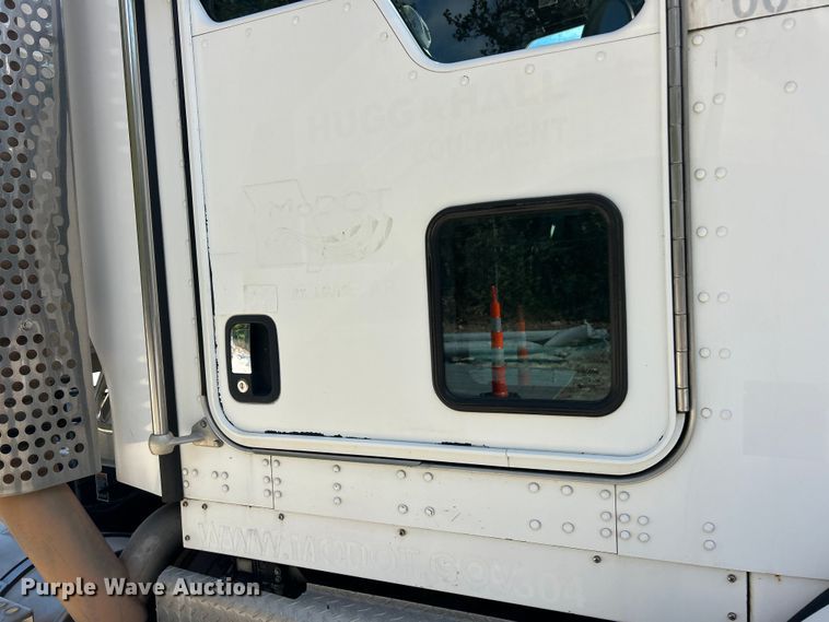 image for item ET3297 2014 Kenworth T800 semi truck