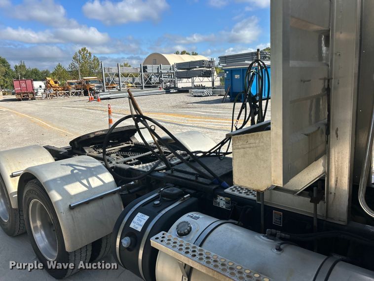 image for item ET3297 2014 Kenworth T800 semi truck