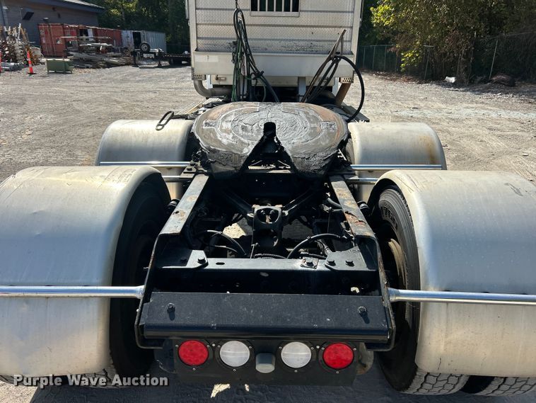 image for item ET3297 2014 Kenworth T800 semi truck