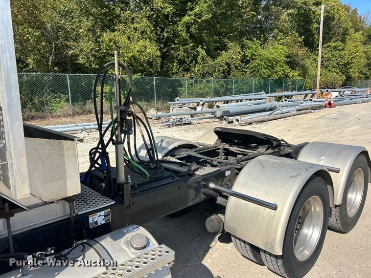 image for item ET3297 2014 Kenworth T800 semi truck