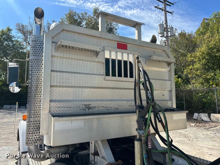 image for item ET3297 2014 Kenworth T800 semi truck