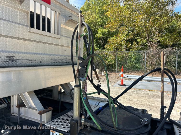 image for item ET3297 2014 Kenworth T800 semi truck