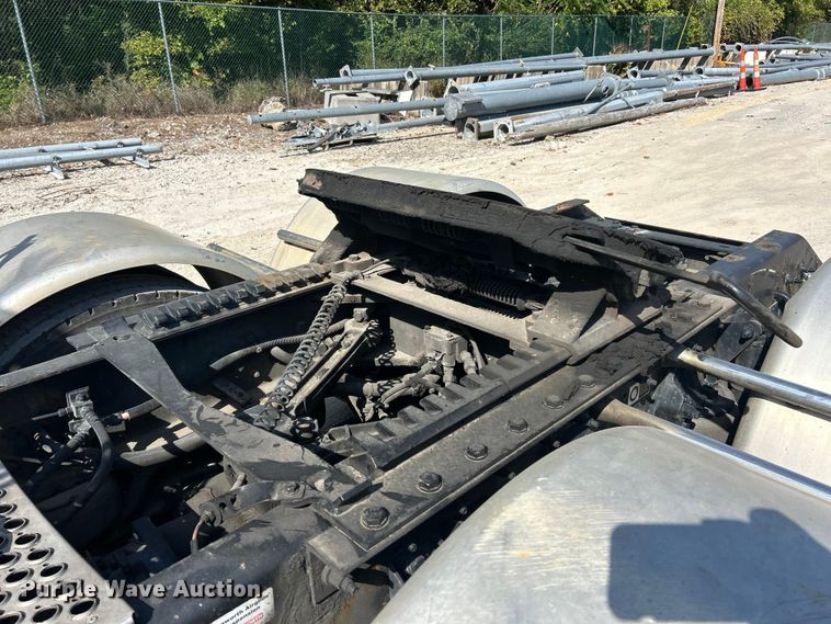 image for item ET3297 2014 Kenworth T800 semi truck