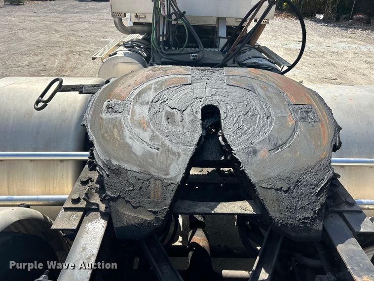 image for item ET3297 2014 Kenworth T800 semi truck