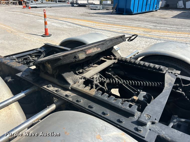 image for item ET3297 2014 Kenworth T800 semi truck