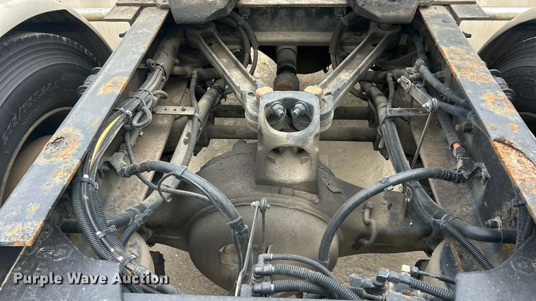 image for item ET3297 2014 Kenworth T800 semi truck