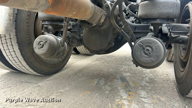 image for item ET3297 2014 Kenworth T800 semi truck