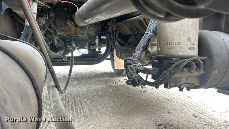 image for item ET3297 2014 Kenworth T800 semi truck