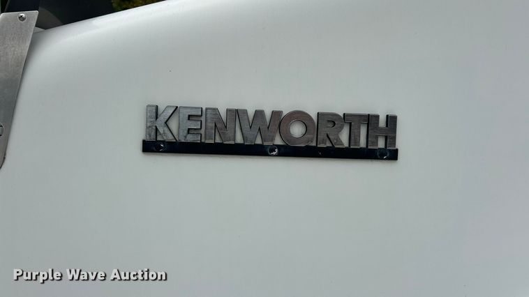 image for item ET3297 2014 Kenworth T800 semi truck