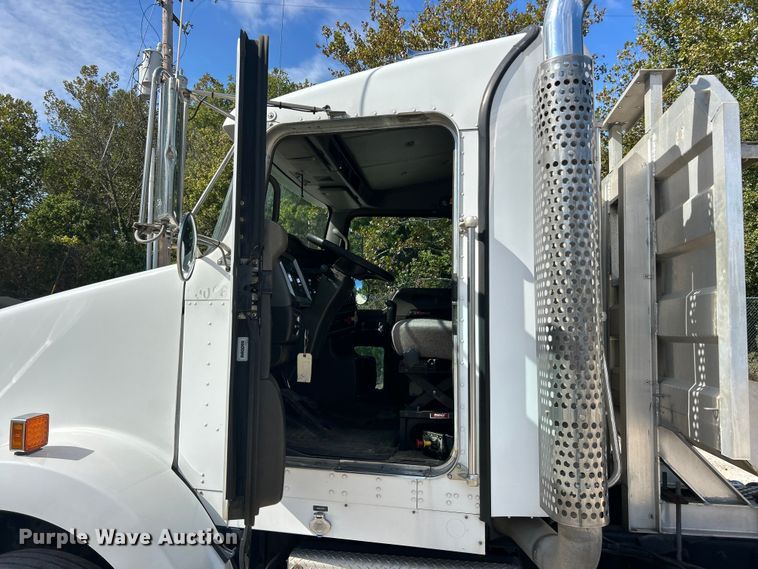 image for item ET3297 2014 Kenworth T800 semi truck