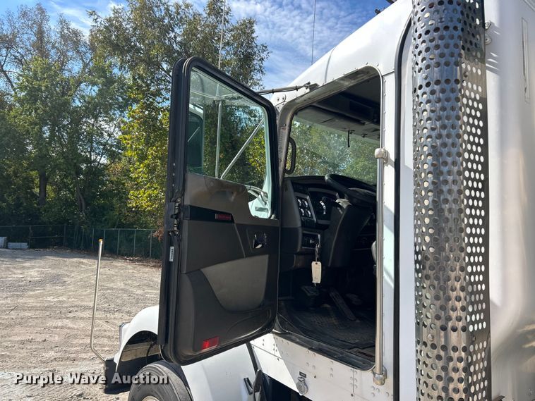 image for item ET3297 2014 Kenworth T800 semi truck
