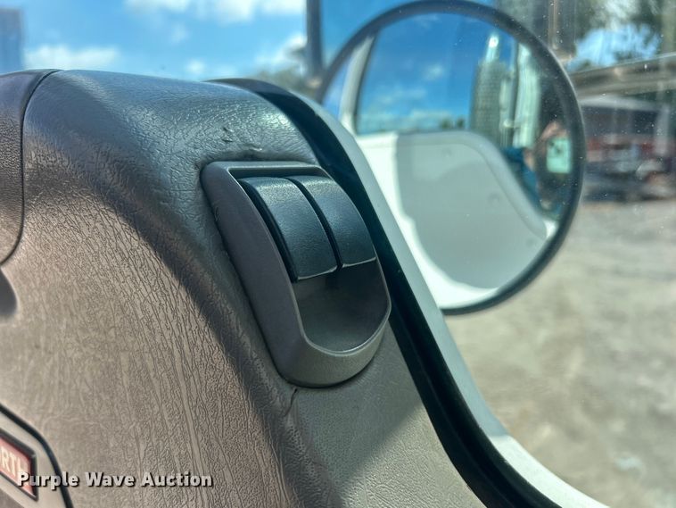 image for item ET3297 2014 Kenworth T800 semi truck