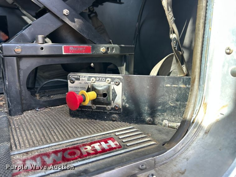 image for item ET3297 2014 Kenworth T800 semi truck