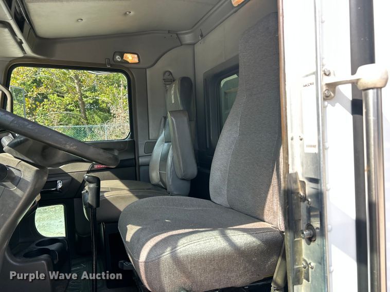 image for item ET3297 2014 Kenworth T800 semi truck