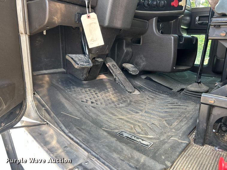 image for item ET3297 2014 Kenworth T800 semi truck