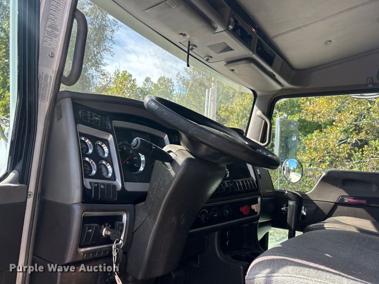 image for item ET3297 2014 Kenworth T800 semi truck