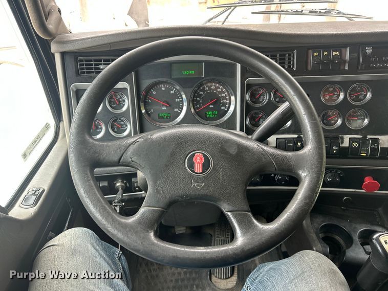 image for item ET3297 2014 Kenworth T800 semi truck