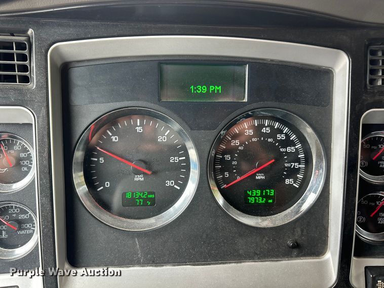 image for item ET3297 2014 Kenworth T800 semi truck