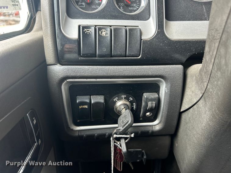 image for item ET3297 2014 Kenworth T800 semi truck