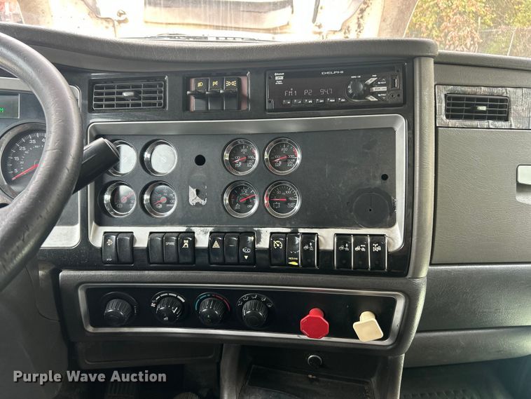 image for item ET3297 2014 Kenworth T800 semi truck